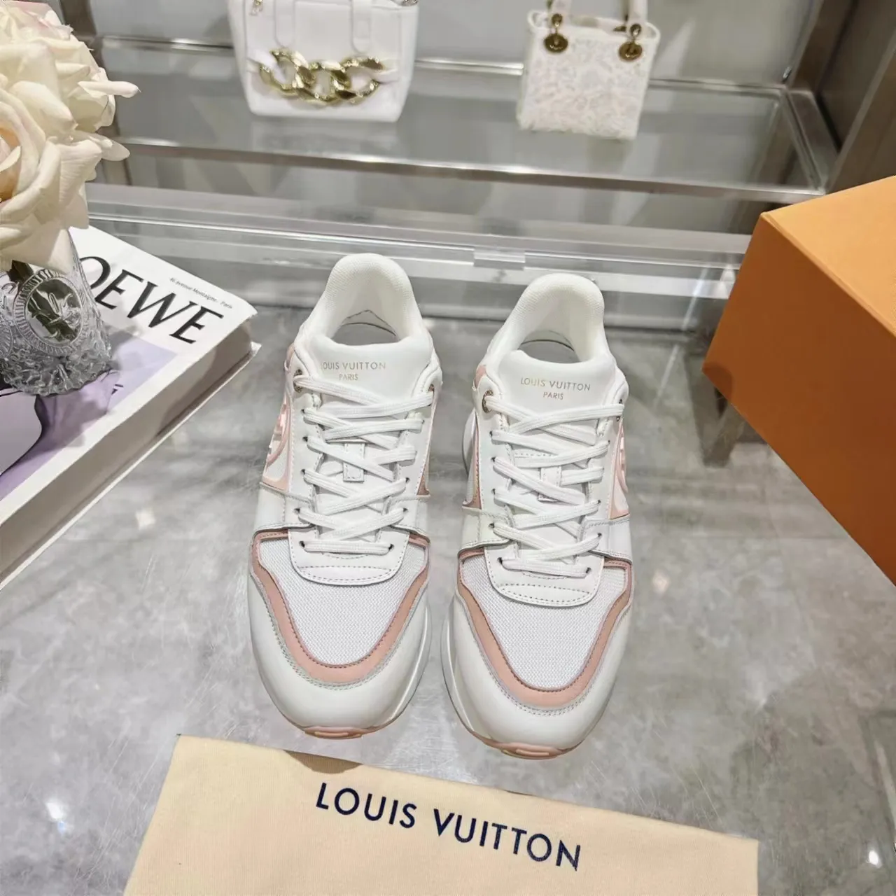 [L Family] P: 760💰Size 35-42 for women, 39-46 for men, (41.42 for women, 45.46 for men, customized) .LV Donkey Brand 🔥🔥LOUIS VUITTON Louis Vuitton's official website synchronizes the 2025 autumn and winter couple's models, which are now on the market, this Neo Run Away sneakers are inspired by running shoes, integrating LV's iconic must-have shoes into the trend. This version is a 1:1 replica of the original version. It is made of two-tone calfskin to highlight its simple lines and unique wedge outsole. Key details include the LV initials on the side and an engraved gold heel stabilizer on the back plus a 2cm hidden insole.